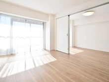 【神奈川県/川崎市麻生区岡上】岡上住宅 リビング・ダイニング：(右)洋室