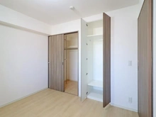 【東京都/江戸川区篠崎町】アデニウム篠崎 洋室：約6.0帖
ウォークインクローゼット付き