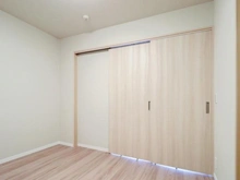 【東京都/世田谷区北烏山】パークアベニュー芦花公園 壱番館 洋室：約4.7帖
ウォークインクローゼット付き