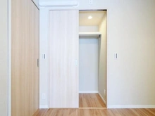 【東京都/世田谷区北烏山】パークアベニュー芦花公園 壱番館 洋室：約4.7帖
ウォークインクローゼット付き