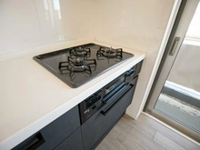 【東京都/多摩市貝取】貝取団地4-4-7 キッチン：三口コンロ