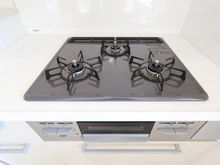 【東京都/多摩市落合】クロスウィル多摩センター キッチン：三口コンロ