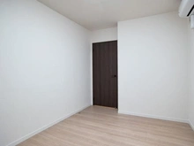 【東京都/府中市四谷】ルイシャトレ府中フェアリーコート 洋室：約7.1帖
ウォークインクローゼット付き