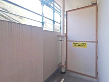 【神奈川県/川崎市宮前区南平台】平住宅 2号棟 バルコニー：大規模修繕工事中