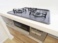 【神奈川県/横浜市栄区上郷町】港南台プリンスハイツ 5号館 キッチン：三口コンロ