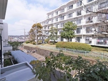 【神奈川県/横浜市栄区上郷町】港南台プリンスハイツ 5号館 眺望：洋室約6.5帖側バルコニーから