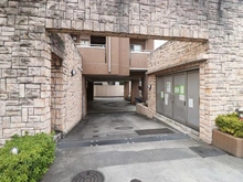 【東京都/国分寺市本町】アーデル国分寺 駐車場：車両出入口