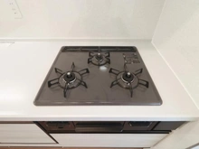 【神奈川県/海老名市杉久保北】南えびな杉久保サンパルク650B街区3号 キッチン：三口コンロ