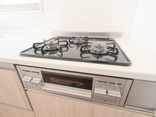 【神奈川県/藤沢市鵠沼海岸】東海鵠沼マンション キッチン：三口コンロ