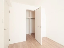 【神奈川県/藤沢市鵠沼海岸】東海鵠沼マンション 洋室：約7.4帖
ウォークインクローゼット付き