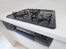 【神奈川県/茅ヶ崎市中海岸】レゾン茅ヶ崎中海岸 キッチン：三口コンロ