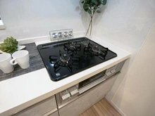 【神奈川県/横浜市神奈川区白幡南町】インペリアル東白楽ガーデンハウス A棟 キッチン：三口コンロ