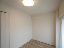 【神奈川県/横浜市神奈川区白幡南町】インペリアル東白楽ガーデンハウス A棟 洋室：約5.4帖