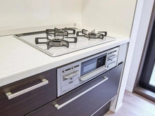 【神奈川県/川崎市麻生区向原】クレストフォルム新百合ヶ丘サウスヒル キッチン：三口コンロ