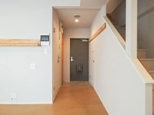 【神奈川県/横浜市緑区十日市場町】ホーメストプラザ十日市場西館 玄関：リビングダイニングから望む玄関