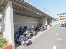 【神奈川県/横浜市鶴見区元宮】鶴見スカイハイツA棟 バイク置場