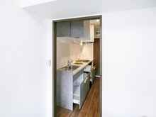 【神奈川県/横浜市金沢区六浦南】エステ・シティ湘南六浦壱番館 キッチン：収納