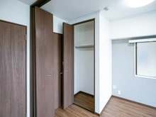 【神奈川県/横浜市金沢区六浦南】エステ・シティ湘南六浦壱番館 洋室：約4.6帖（間仕切りを開放して、洋室約9.7帖として利用可）