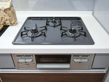 【東京都/八王子市散田町】ル・シック西八王子 キッチン：三口コンロ