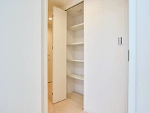 【東京都/多摩市馬引沢】東急ドエルアルス永山II 廊下：収納