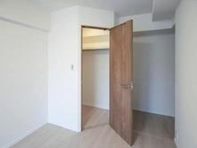 【神奈川県/横浜市旭区善部町】ランドシティ南万騎が原弐番館 洋室：約7.4帖
ウォークインクローゼット付き