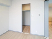 【東京都/板橋区小豆沢】パークハイツ小豆沢 洋室：約5.3帖
ウォークインクローゼット付き