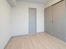 【東京都/板橋区小豆沢】パークハイツ小豆沢 洋室：約5.3帖
ウォークインクローゼット付き