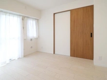 【東京都/板橋区熊野町】ストーク大山 洋室：約6.8帖
ウォークインクローゼット付き