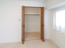 【東京都/板橋区熊野町】ストーク大山 洋室：約6.8帖
ウォークインクローゼット付き