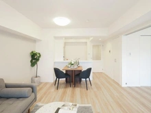 【神奈川県/茅ヶ崎市緑が浜】ライオンズガーデン湘南緑が浜 LDK：約14.1帖
（右）洋室
※家具・調度品は販売価格に含まれておりません