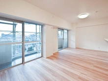 【東京都/板橋区坂下】蓮根ファミールハイツ 1号棟 LDK：約15.3帖
大規模修繕工事中