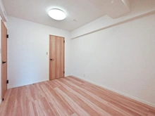 【東京都/板橋区坂下】蓮根ファミールハイツ 1号棟 洋室：約5.5帖
ウォークインクローゼット付き