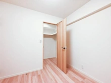 【東京都/板橋区坂下】蓮根ファミールハイツ 1号棟 洋室：約5.5帖
ウォークインクローゼット付き