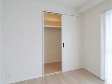 【東京都/足立区保木間】ルミネ竹ノ塚第2 洋室：約5.7帖
ウォークインクローゼット付き