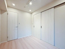 【東京都/北区浮間】ハイラーク新赤羽 洋室：約5.0帖
ウォークインクローゼット付き