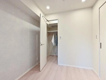 【東京都/北区浮間】ハイラーク新赤羽 洋室：約5.0帖
ウォークインクローゼット付き