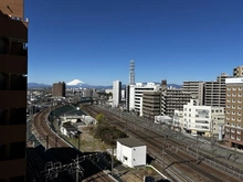 【神奈川県/藤沢市鵠沼花沢町】ライオンズマンション藤沢鵠沼 眺望：共用部分からの眺望。
天気の良い日には富士山が望めます