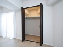 【東京都/多摩市落合】セーナ多摩センター 洋室：約8.9帖
ウォークインクローゼット付き