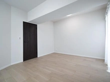 【東京都/多摩市落合】セーナ多摩センター 洋室：約8.9帖
ウォークインクローゼット付き