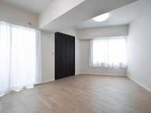 【東京都/多摩市落合】セーナ多摩センター 洋室：約8.9帖
ウォークインクローゼット付き