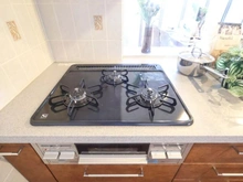 【東京都/八王子市大和田町】グランシティレイディアントアクアヴィータ キッチン：三口コンロ