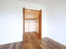 【東京都/八王子市大和田町】グランシティレイディアントアクアヴィータ 洋室：約10.0帖
ウォークインクローゼット付き