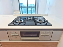 【埼玉県/川口市元郷】エルザタワー55 キッチン：三口コンロ