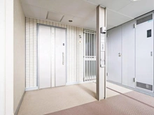 【東京都/稲城市若葉台】ファインストーリアスカイツインズベルタワー 玄関：専用ポーチにトランクルーム付き