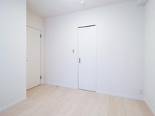 【神奈川県/川崎市多摩区西生田】マイキャッスル生田 洋室：約5.5帖
ウォークインクローゼット付き
