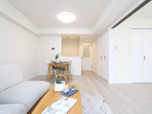 【東京都/多摩市諏訪】ダイアパレス永山ホワイトエレガンス LDK：約14.0帖
※家具・調度品等は本体価格に含まれません。