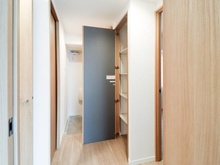 【神奈川県/川崎市麻生区東百合丘】コスモテラス東百合丘 廊下：収納