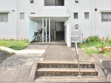【東京都/町田市鶴川】鶴川2丁目団地　15-1号棟 アプローチ