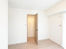 【東京都/足立区平野】グーディッシュ西新井 弐番館 洋室：約7.6帖
ウォークインクローゼット付き