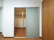 【神奈川県/川崎市多摩区西生田】マイキャッスル生田 サービスルーム（納戸）：約8.3帖
ウォークインクローゼット付き